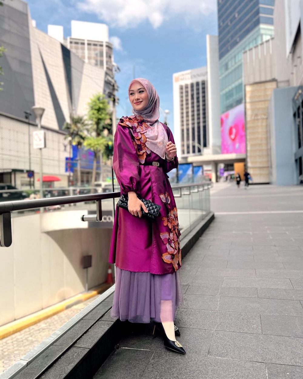 8 Padu Padan Outfit Pakai Hijab Motif ala Indah Nada Puspita, Stylish!