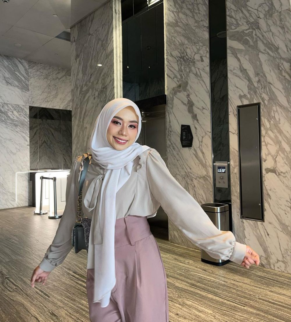 9 OOTD Hijab Korean Style ala Salama Azizah, Eye Catching!