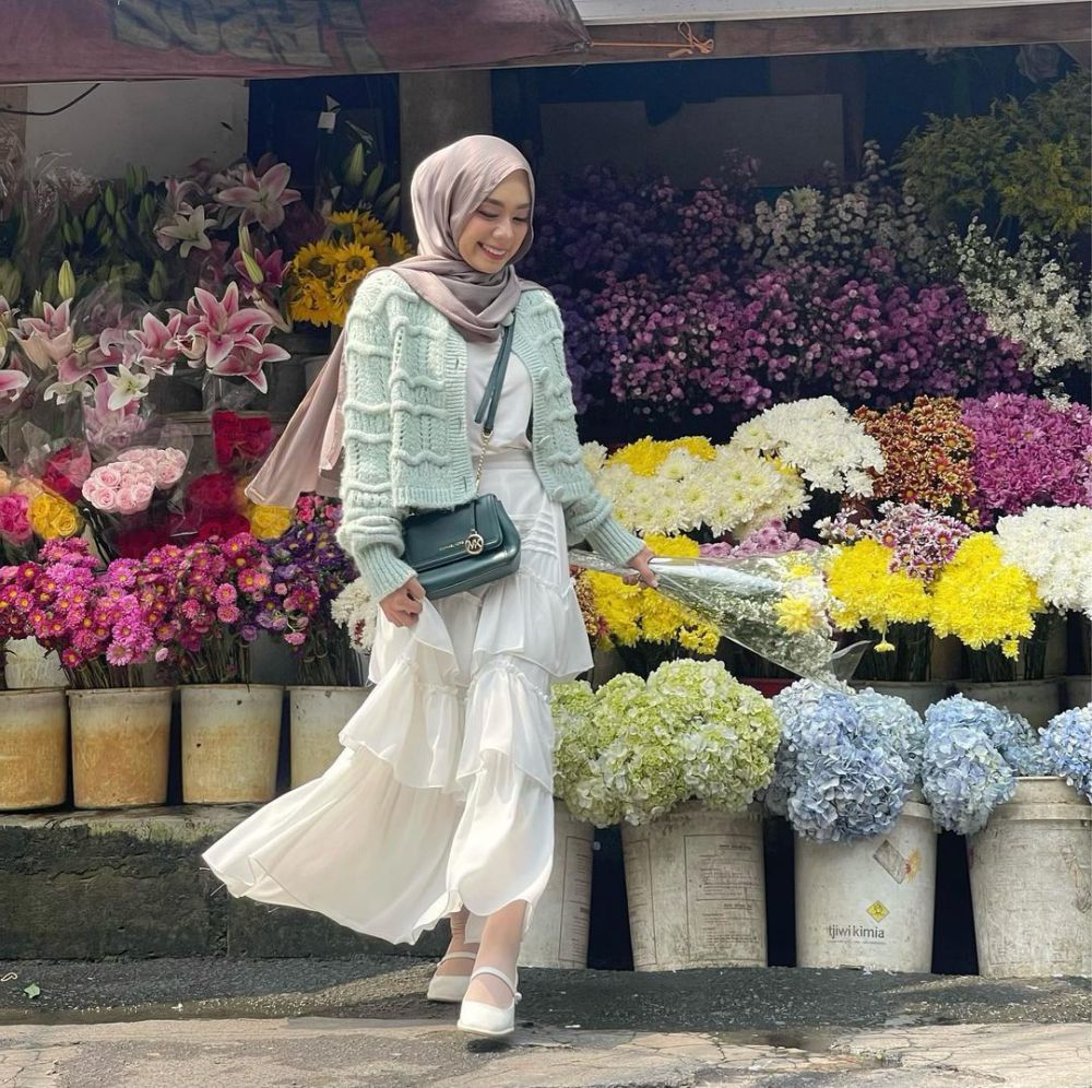 9 OOTD Hijab Korean Style ala Salama Azizah, Eye Catching!