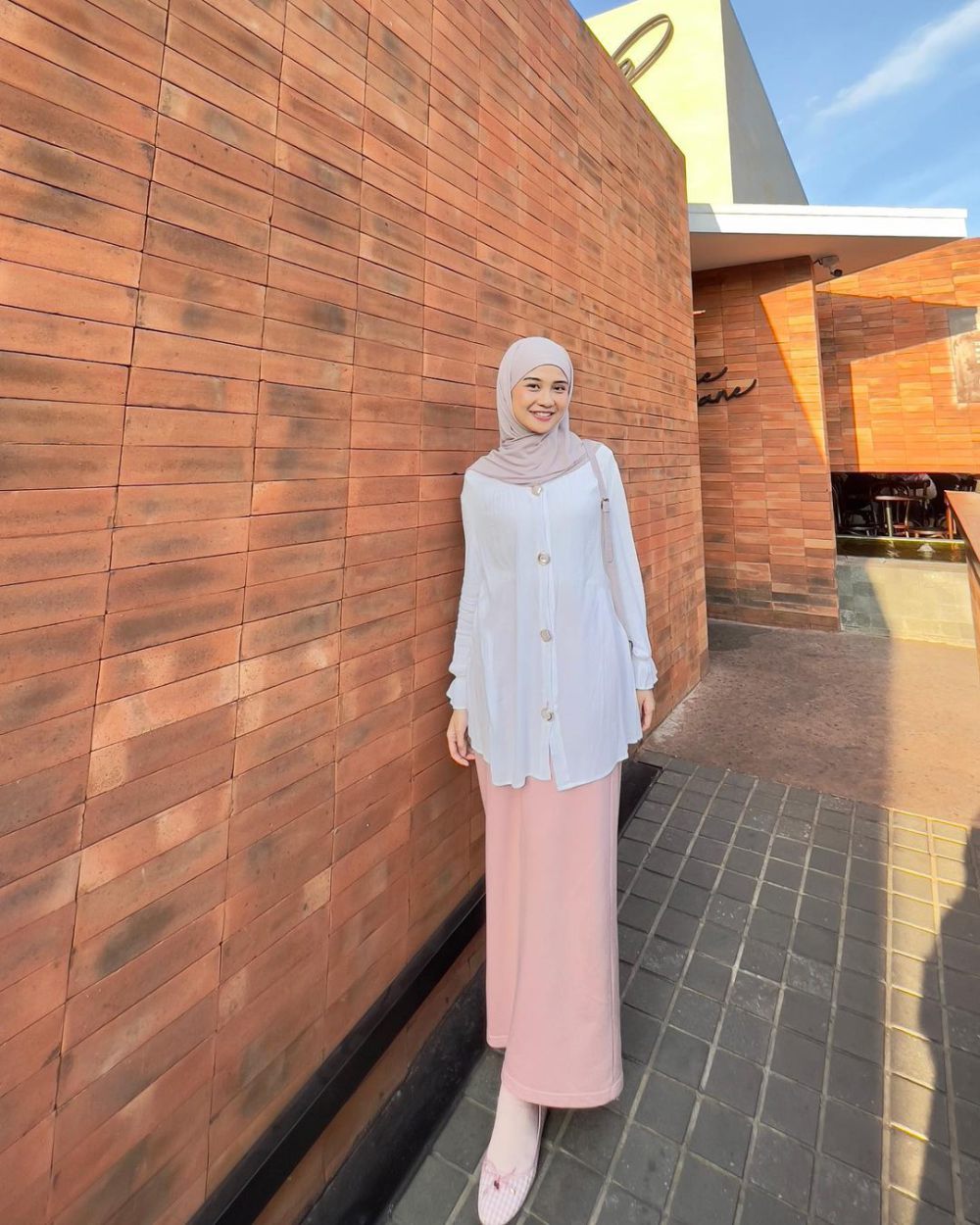 9 OOTD Hijab Nuansa Putih ala Amelia Andani yang Super Pretty!