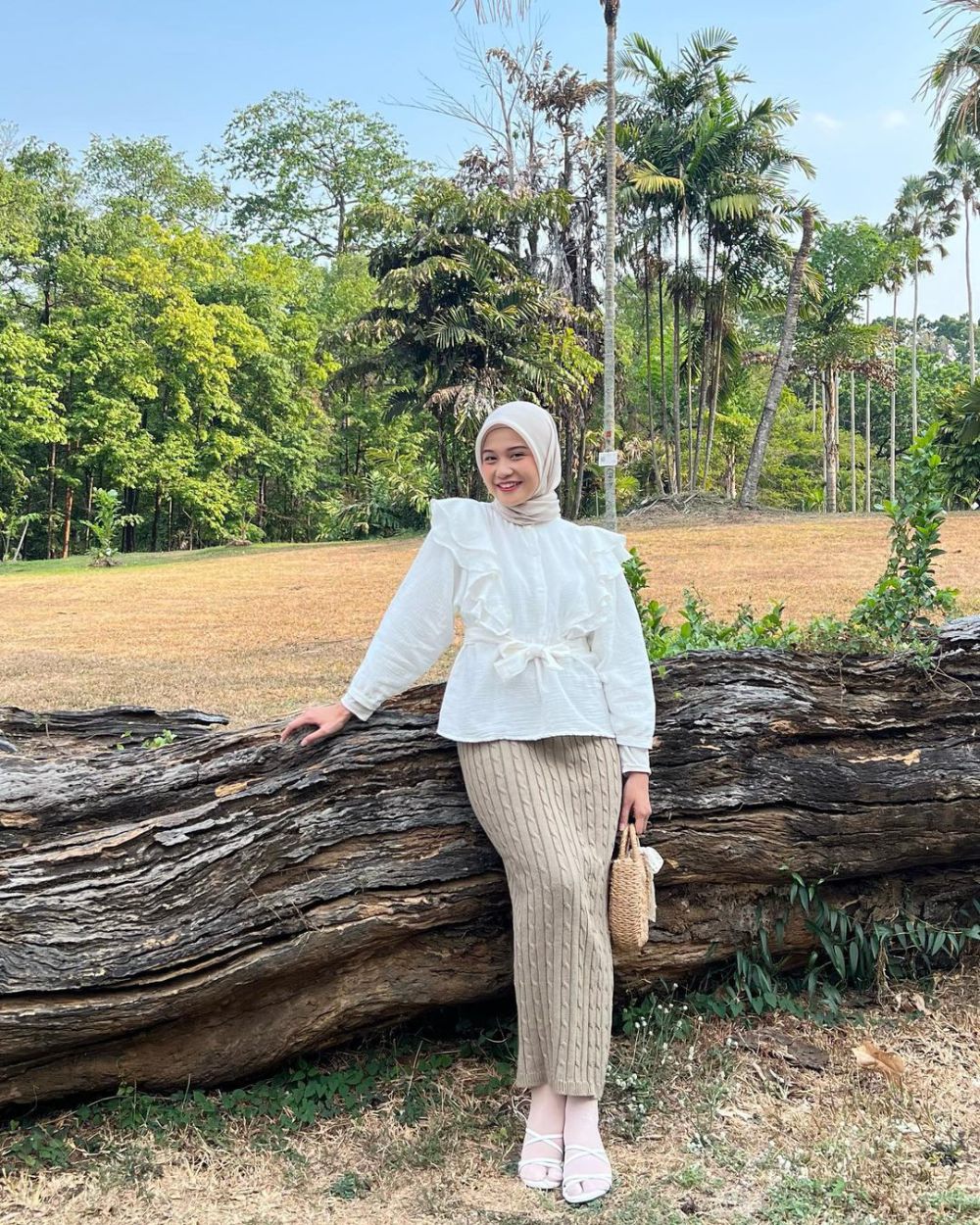 9 OOTD Hijab Nuansa Putih ala Amelia Andani yang Super Pretty!