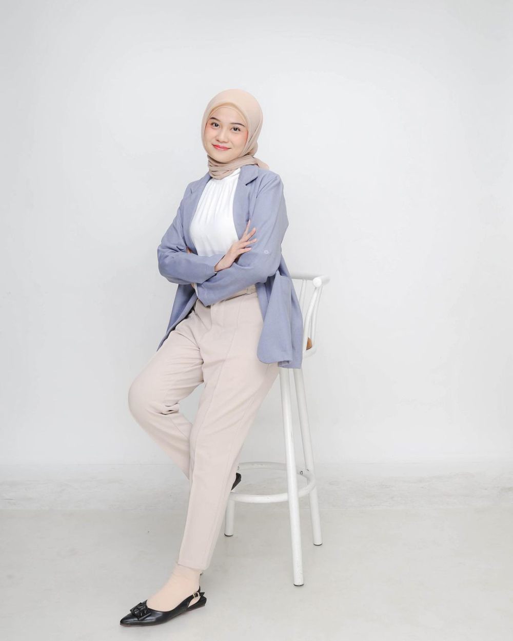 9 OOTD Hijab Nuansa Biru ala Amelia Andani, Look Fresh!