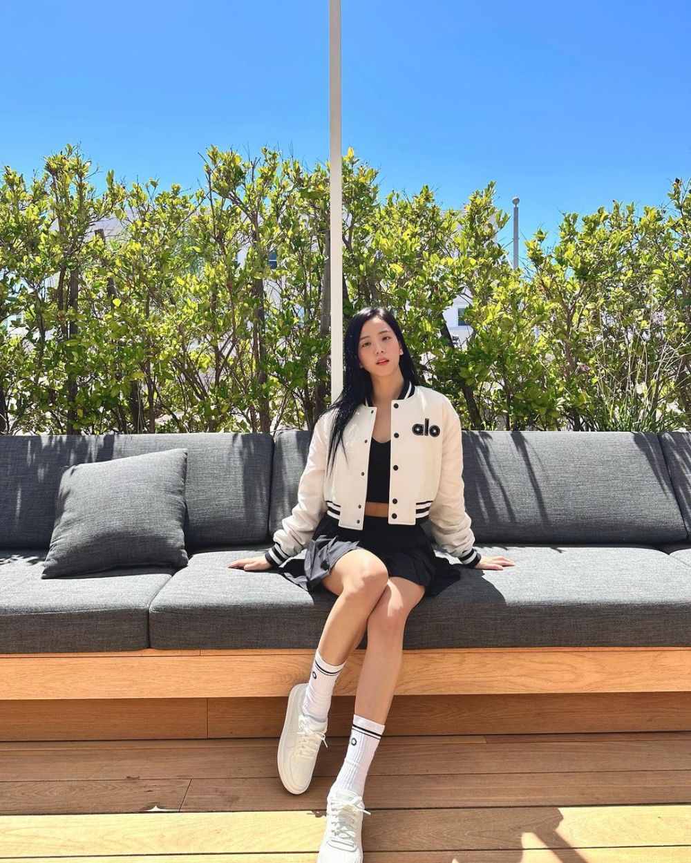 9 Ide Kombinasi Outfit dengan Rok Mini ala Jisoo Blackpink, Stylish!