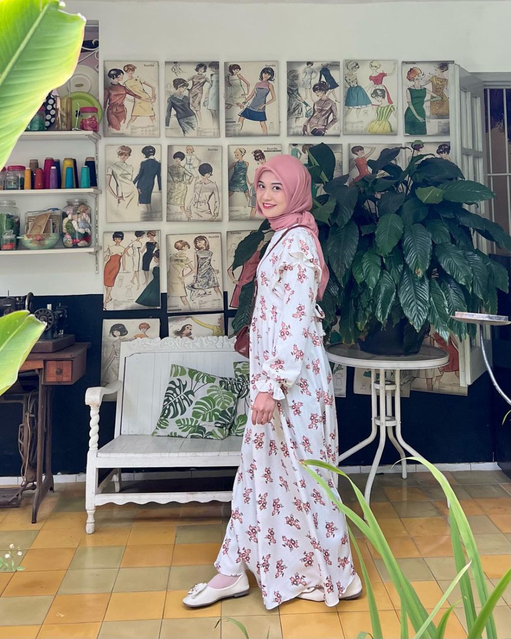 9 OOTD Hijab Nuansa Putih ala Amelia Andani yang Super Pretty!