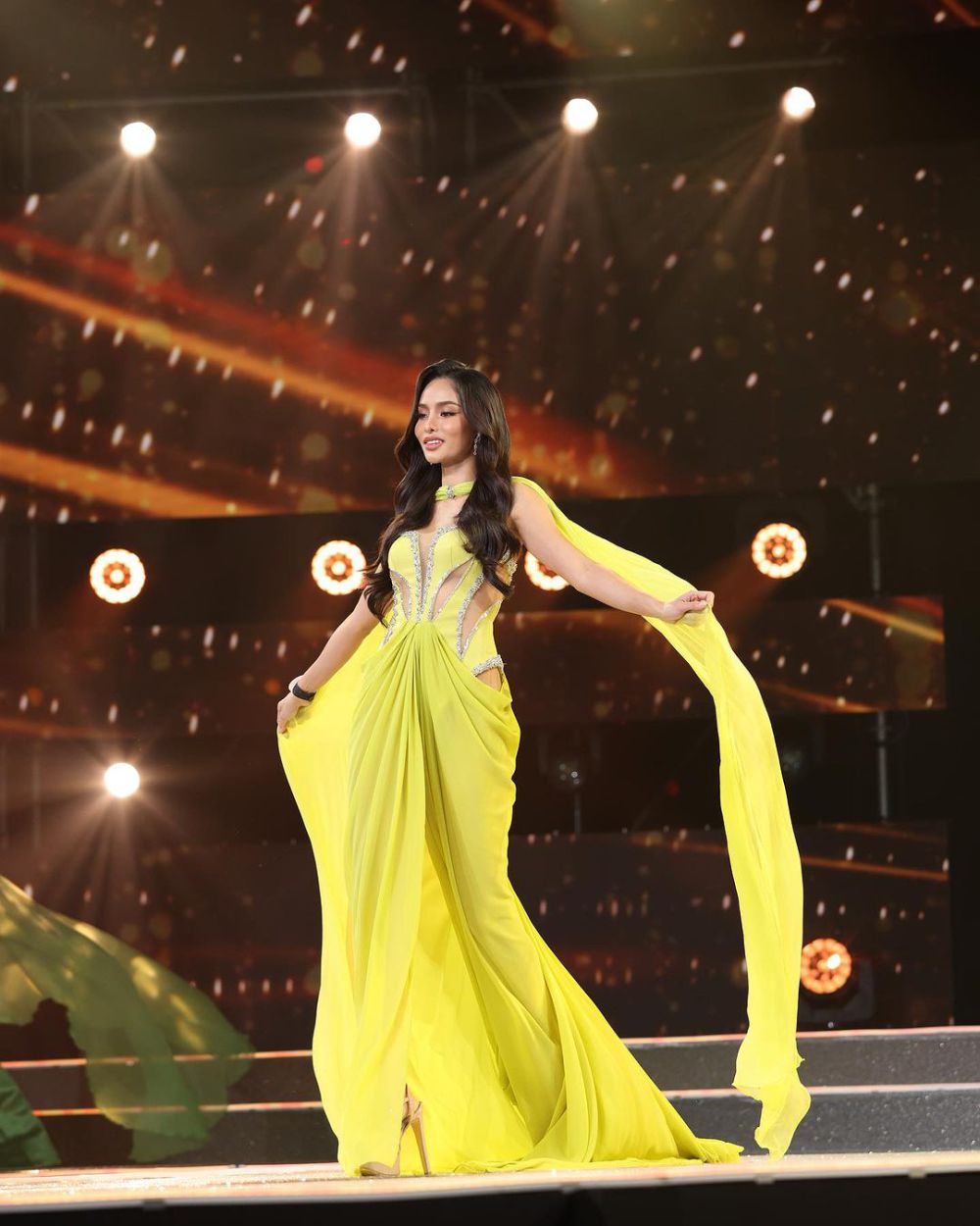 7 Potret Gaun Malam Menawan di Final Miss World Thailand 2023