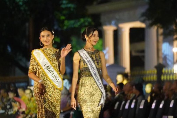 7 Potret Para Puteri dan Miss Indonesia di Istana Berbatik, Anggun!