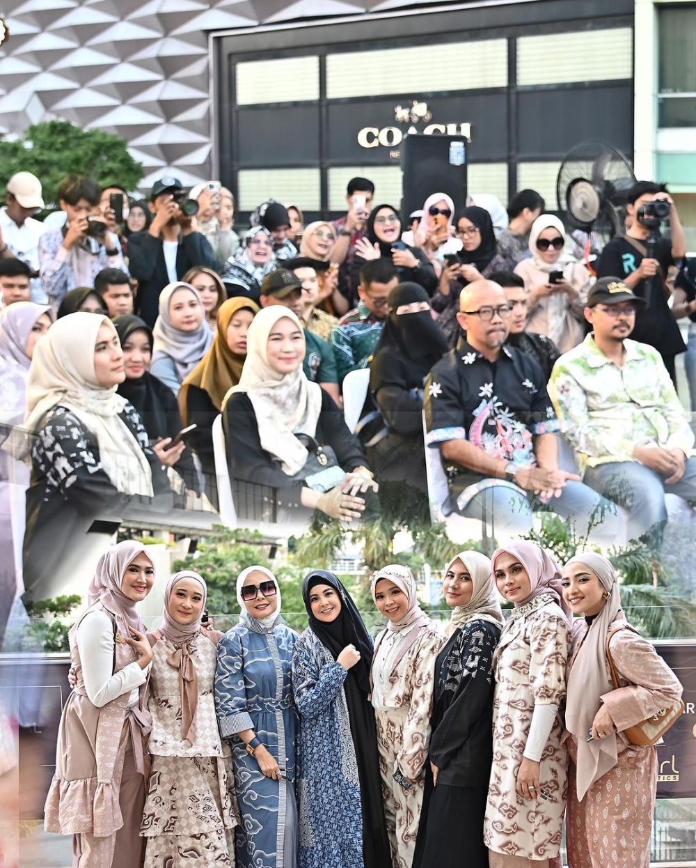 Risty Tagor Menyanyi Di Halte Busway, Rayakan Hari Batik