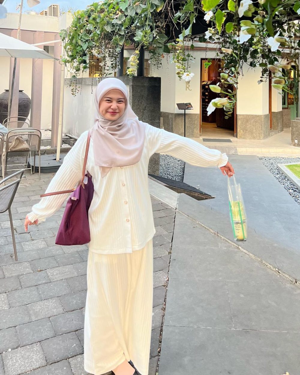 9 OOTD Hijab Nuansa Putih ala Amelia Andani yang Super Pretty!