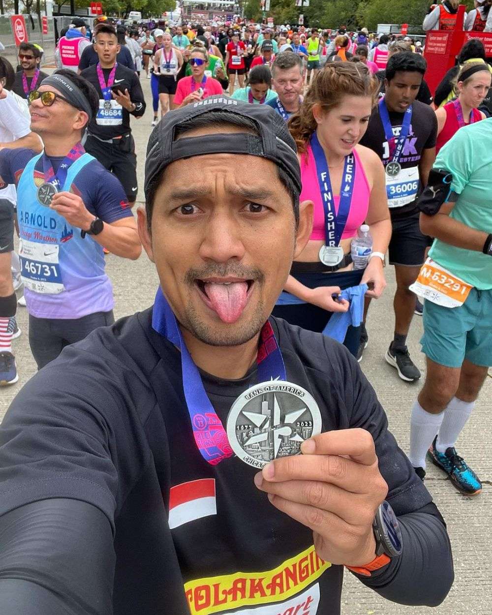 7 Potret Ibnu Jamil Ikut Chicago Marathon 2023