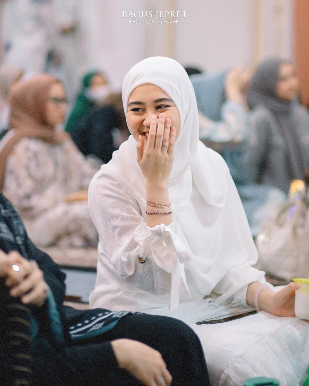 10 Potret Seleb Pakai Hijab Warna Putih, Aaliyah Massaid Menawan!