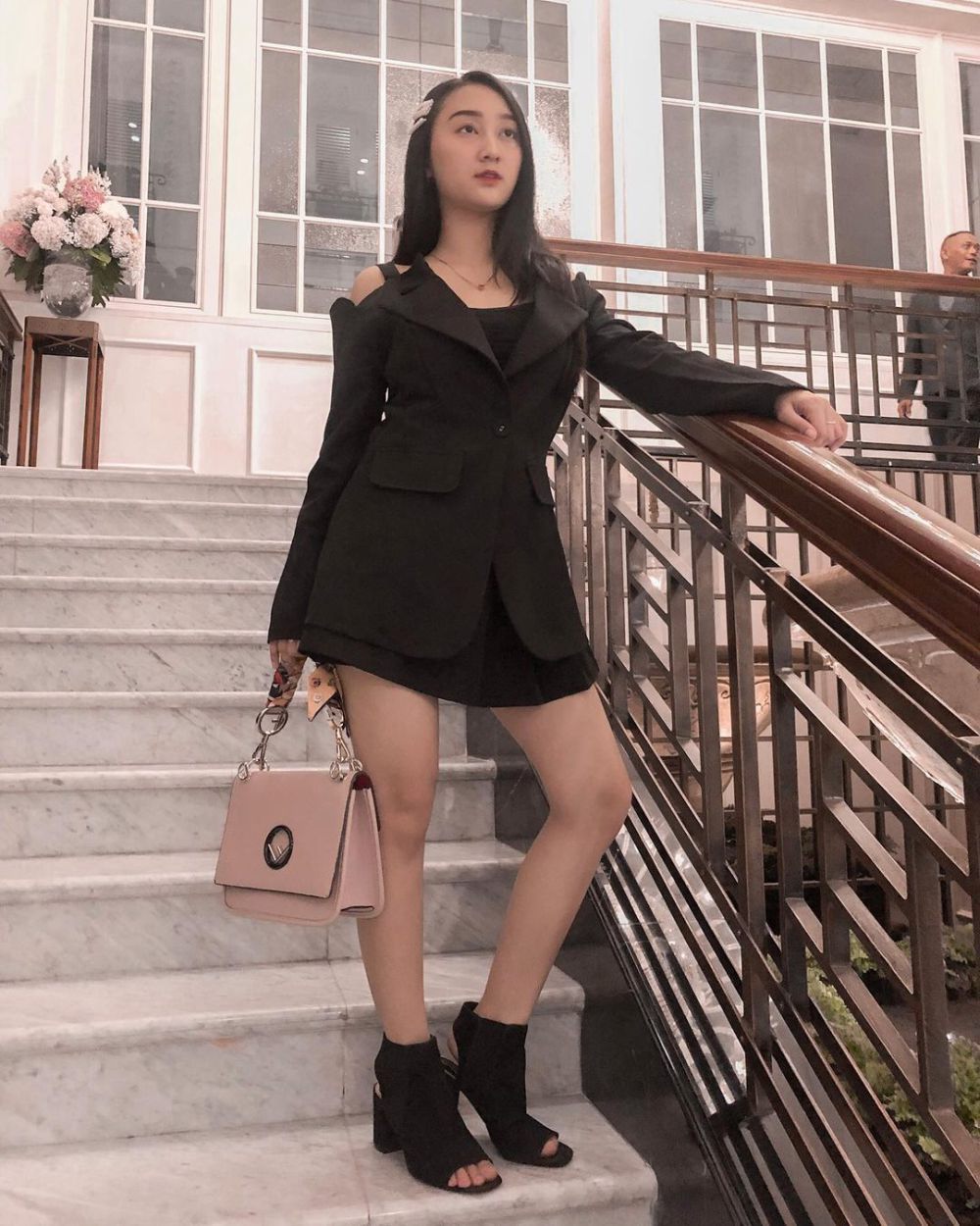 10 Referensi Gaya All Black Outfit Sandrina Mazaya, Stylish Abis!