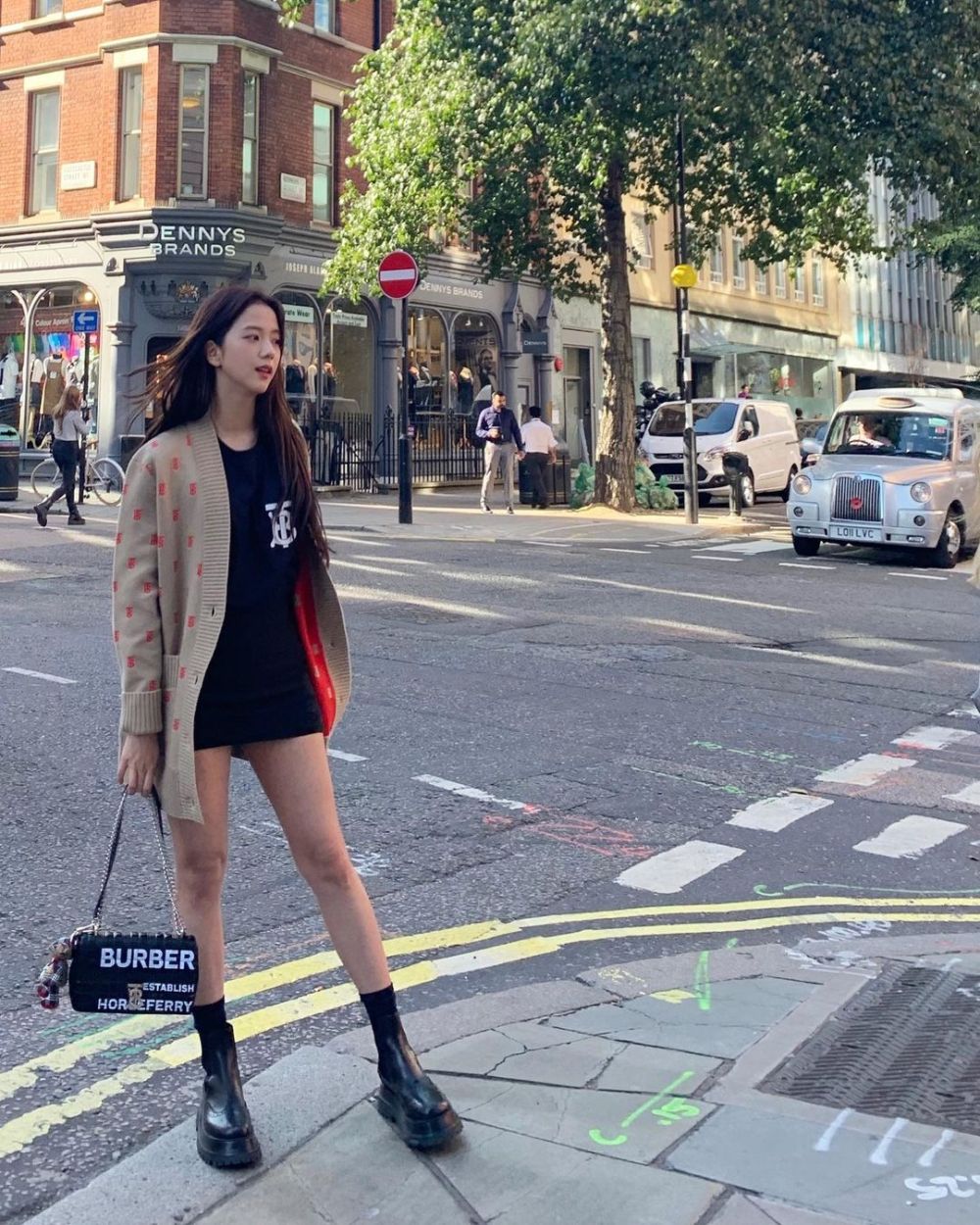 9 Ide Kombinasi Outfit dengan Rok Mini ala Jisoo Blackpink, Stylish!