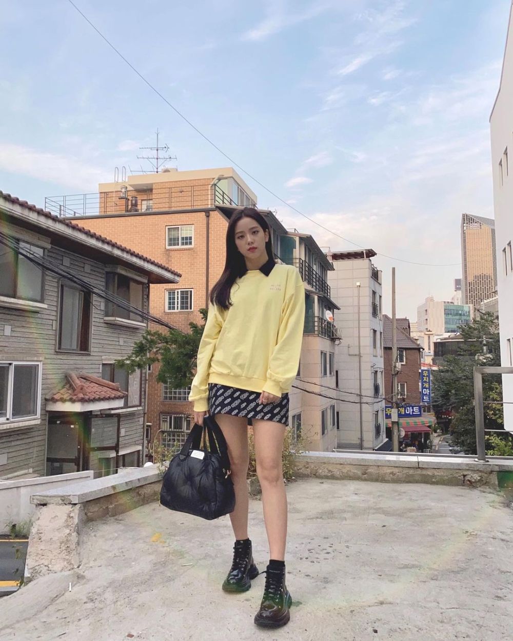 9 Ide Kombinasi Outfit dengan Rok Mini ala Jisoo Blackpink, Stylish!