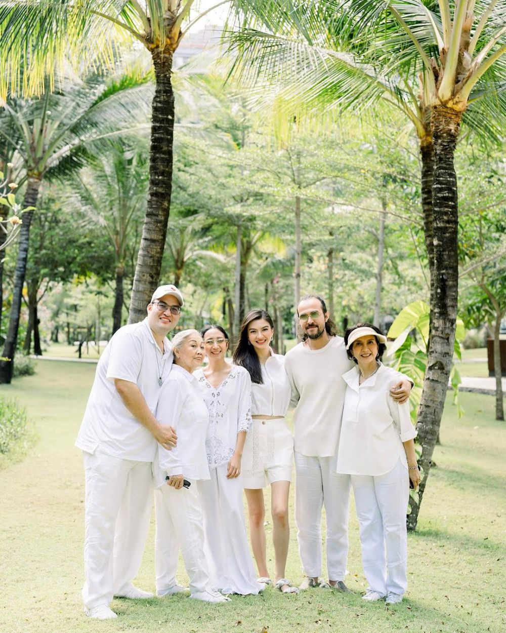7 Family Potrait Raline Shah dan Keluarga, Visualnya Tak Sembarangan!