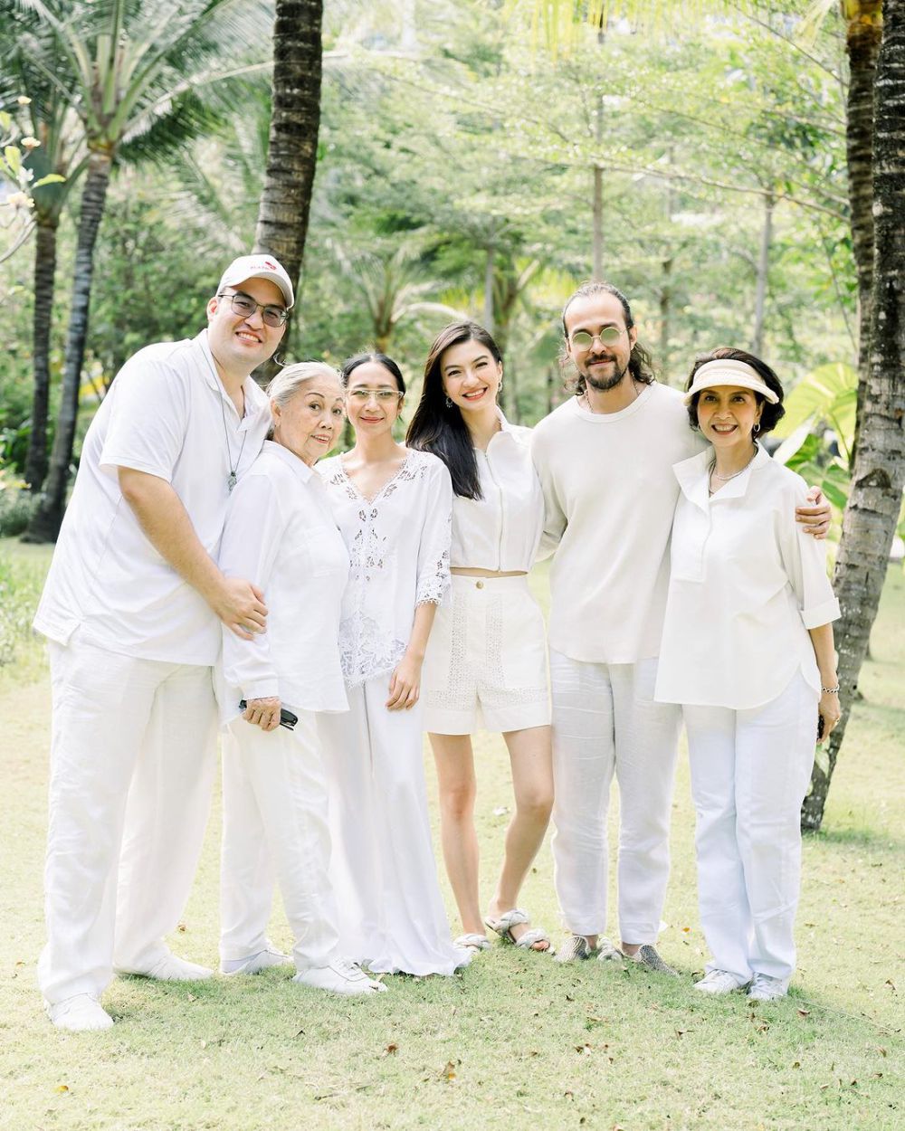 7 Family Potrait Raline Shah dan Keluarga, Visualnya Tak Sembarangan!