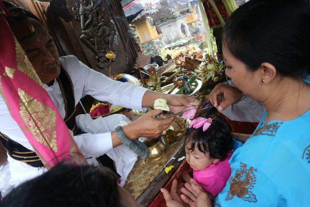 5 Tradisi Unik Upacara Kelahiran Bayi di Indonesia, Masih Lestari