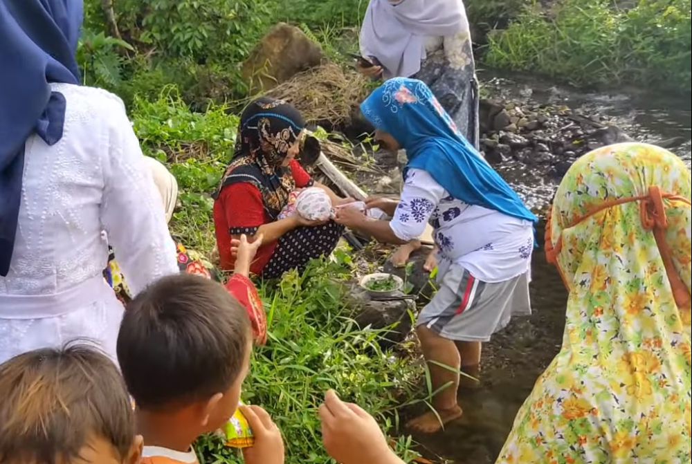 5 Tradisi Unik Upacara Kelahiran Bayi di Indonesia, Masih Lestari