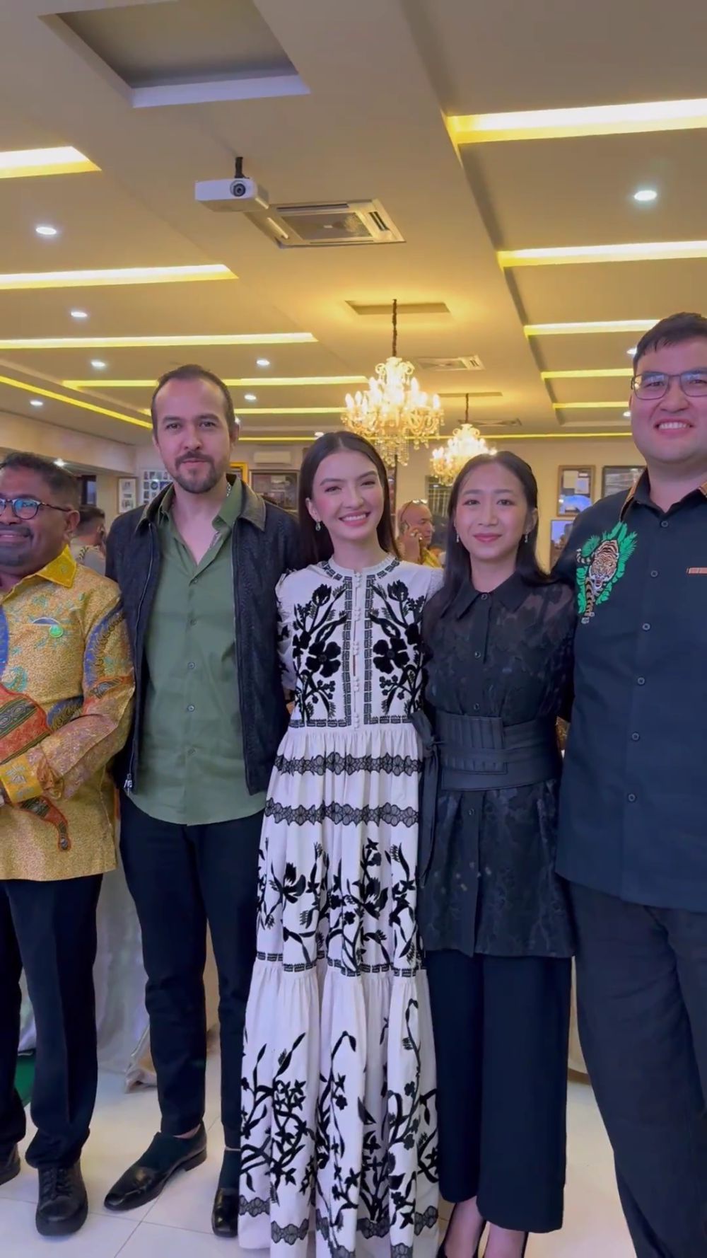 8 Momen Raline Shah Hadiri Syukuran Ultah Ke-73 Sang Papa