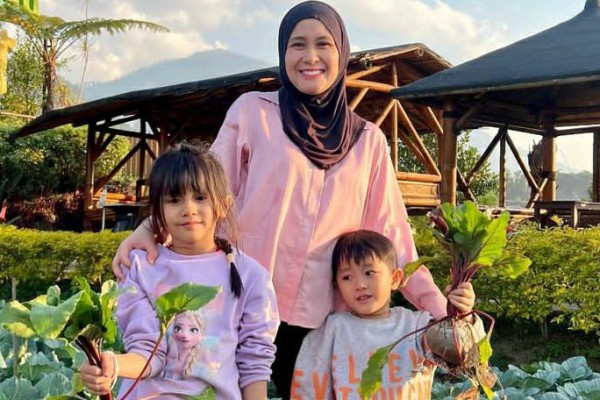 9 Momen Liburan Keluarga Ryana Dea di Malang, Petik Sayur dan Cabai!