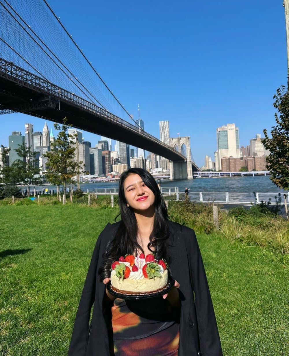 10 Potret Manis Saktia Eks JKT48 yang Sedang Menetap di New York