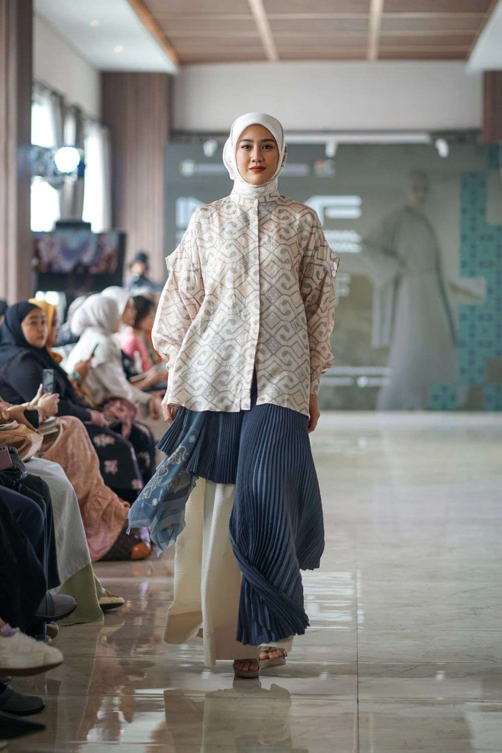 17 Koleksi Modest Yang Tampil Di Kickoff IN2MF, Full Etnik!