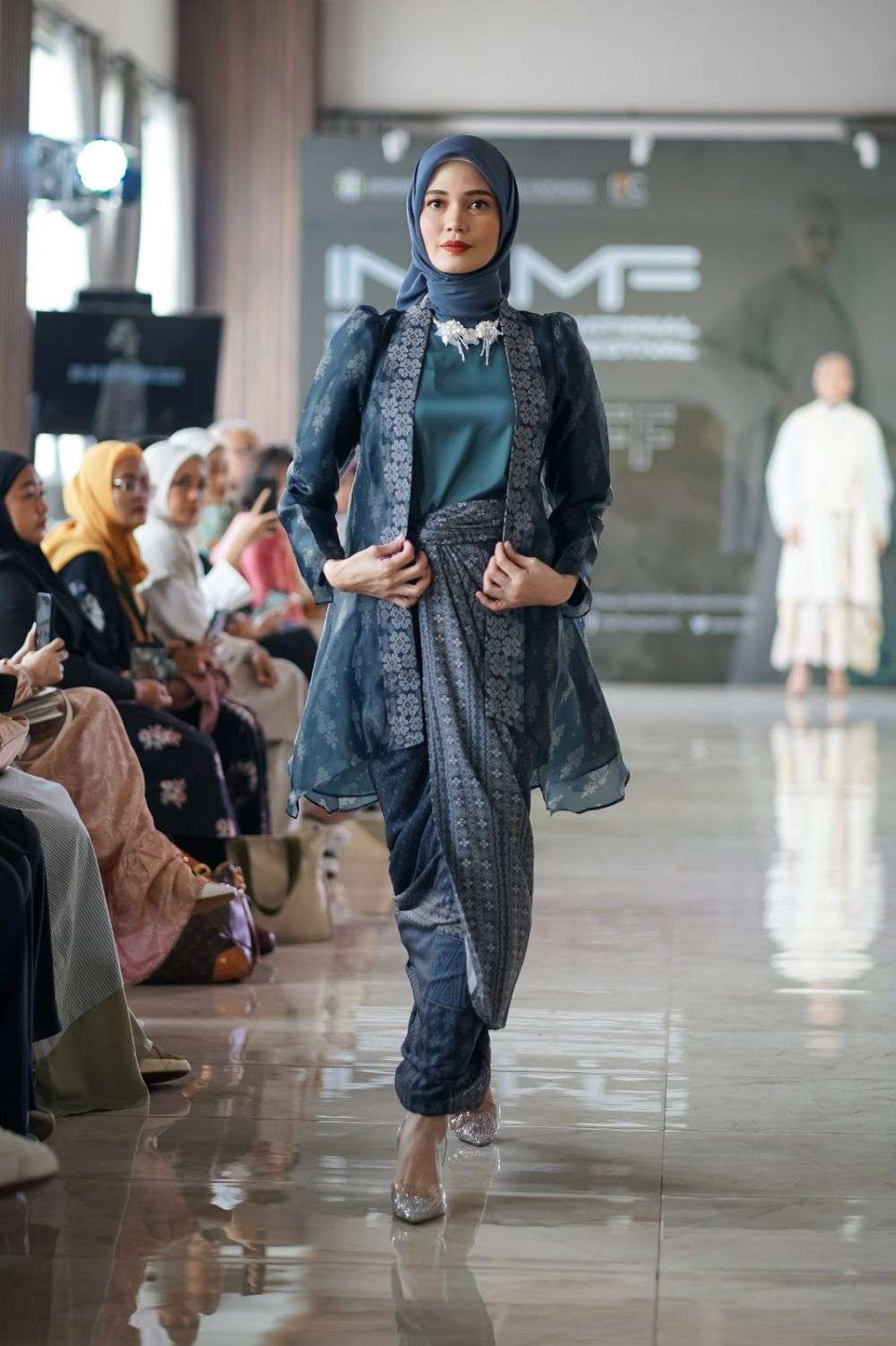 17 Koleksi Modest Yang Tampil Di Kickoff IN2MF, Full Etnik!