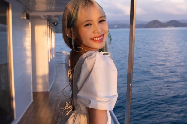 10 Potret Kece Feni JKT48 yang Jadi Leader QUADLIPS