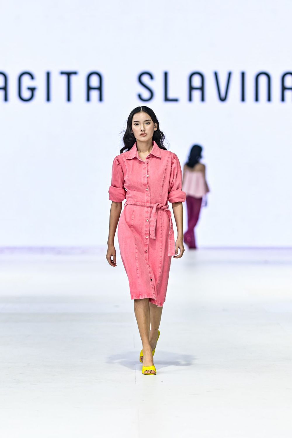 12 Koleksi Brand Fashion Nagita Slavina di JFW 2024, Trendi!