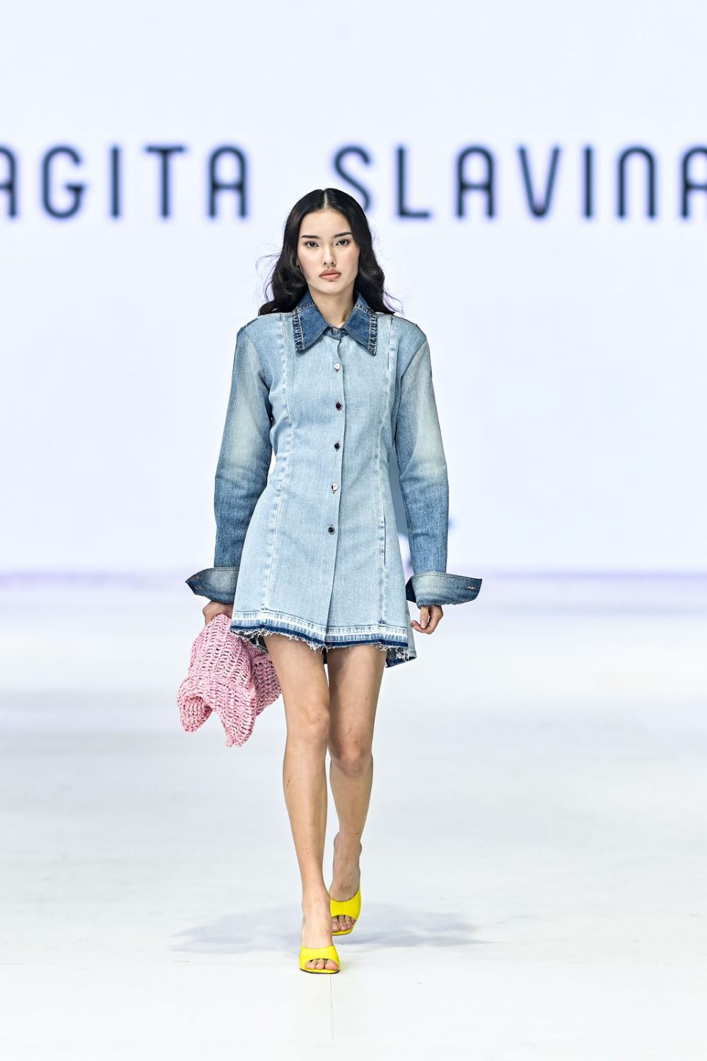 12 Koleksi Brand Fashion Nagita Slavina di JFW 2024, Trendi!