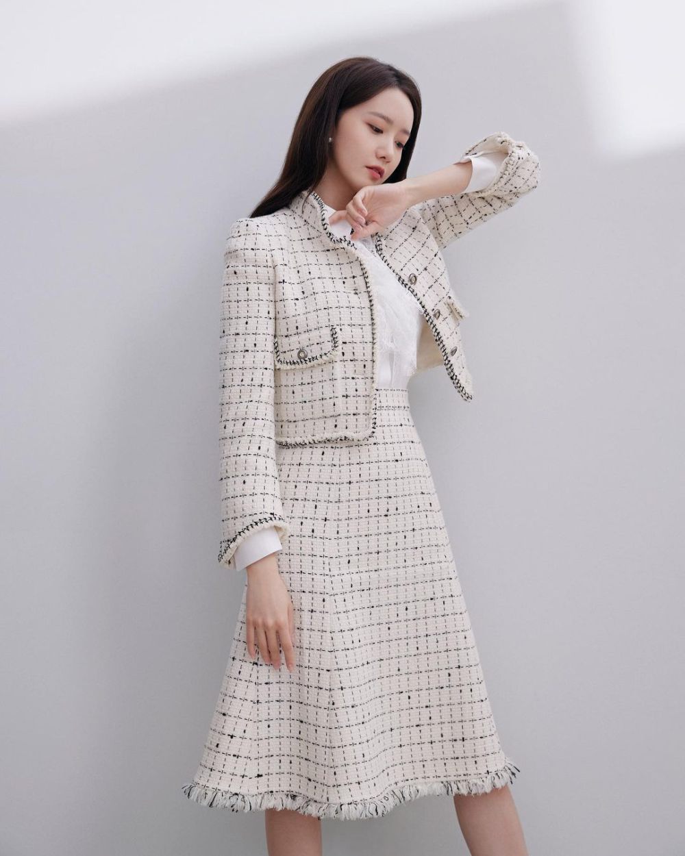 7 Inspirasi One Set Outfit ala Yoona SNSD, Vibesnya Old Money