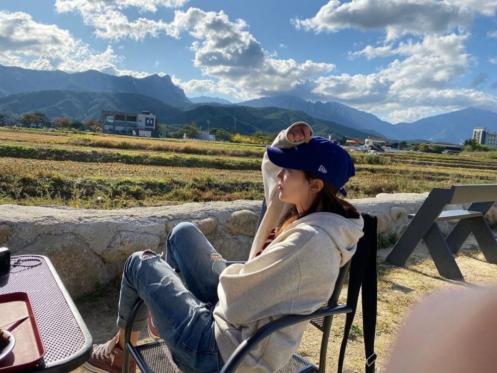 8 Ide Style Boyish Pakai Topi ala Pyo Ye Jin, Super Cool! 