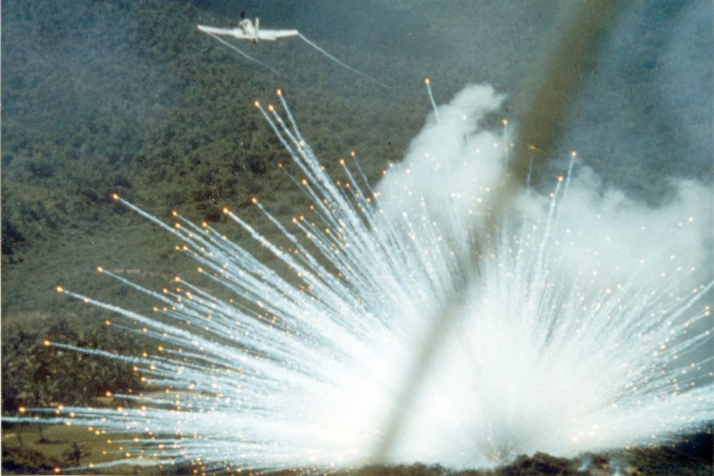 Bom Fosfor, Sejarah dan Penggunaannya yang Kontroversial