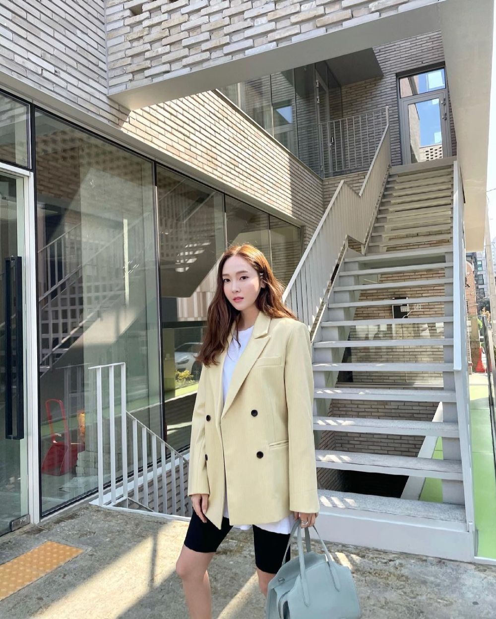 11 Ide OOTD Pakai Blazer ala Jessica Jung yang Chic dan Modis!