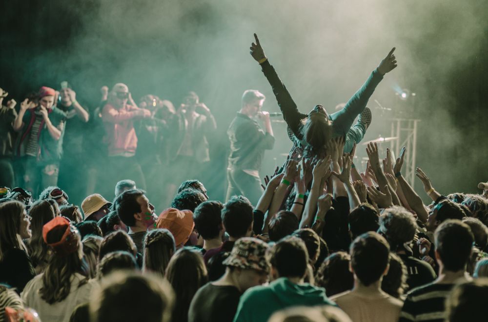 5 Alasan Datang ke Konser Gak Cuma Sekadar Hiburan