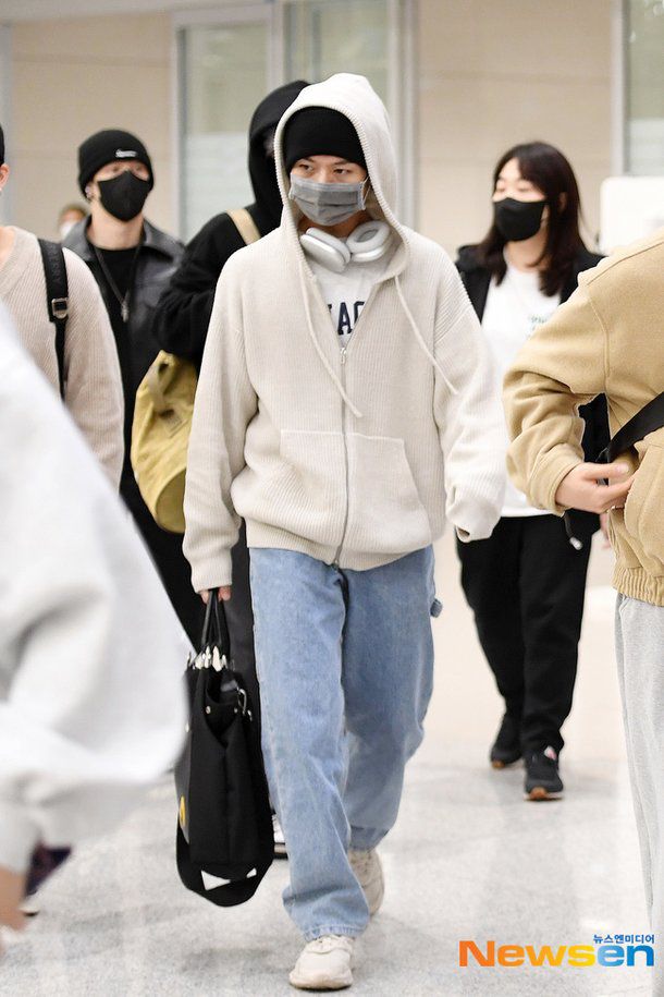 10 Gaya Airport Fashion ala Lee Know Stray Kids, Stylish Abis!