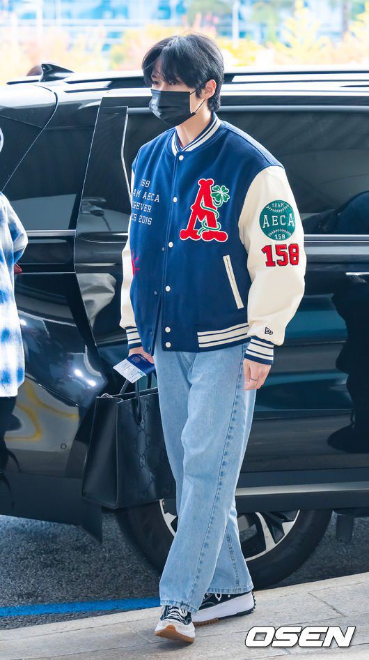 10 Gaya Airport Fashion ala Lee Know Stray Kids, Stylish Abis!