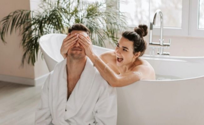 3 Tips Memuaskan Suami saat Haid, Seks Oral Gak Kalah Nikmat