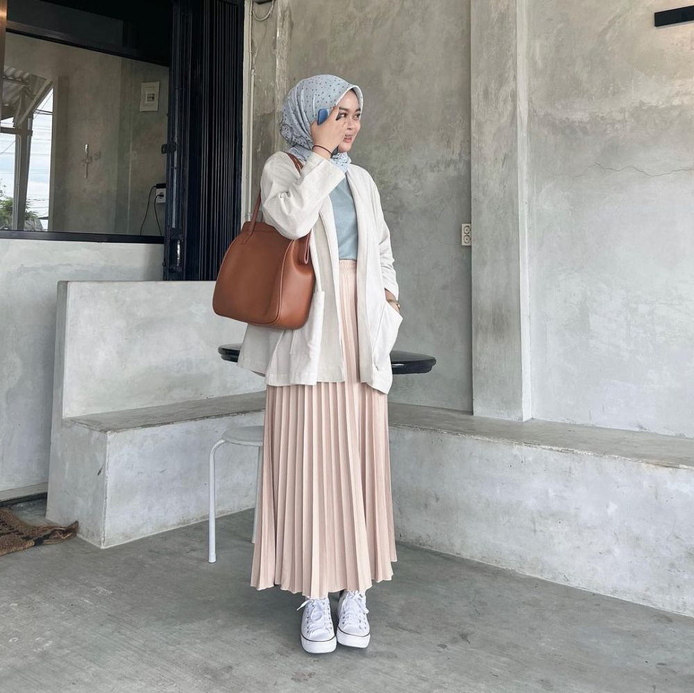 8 Ide Mix and Match Rok Plisket ala Adzra Afifah, Warnanya Kalem! 