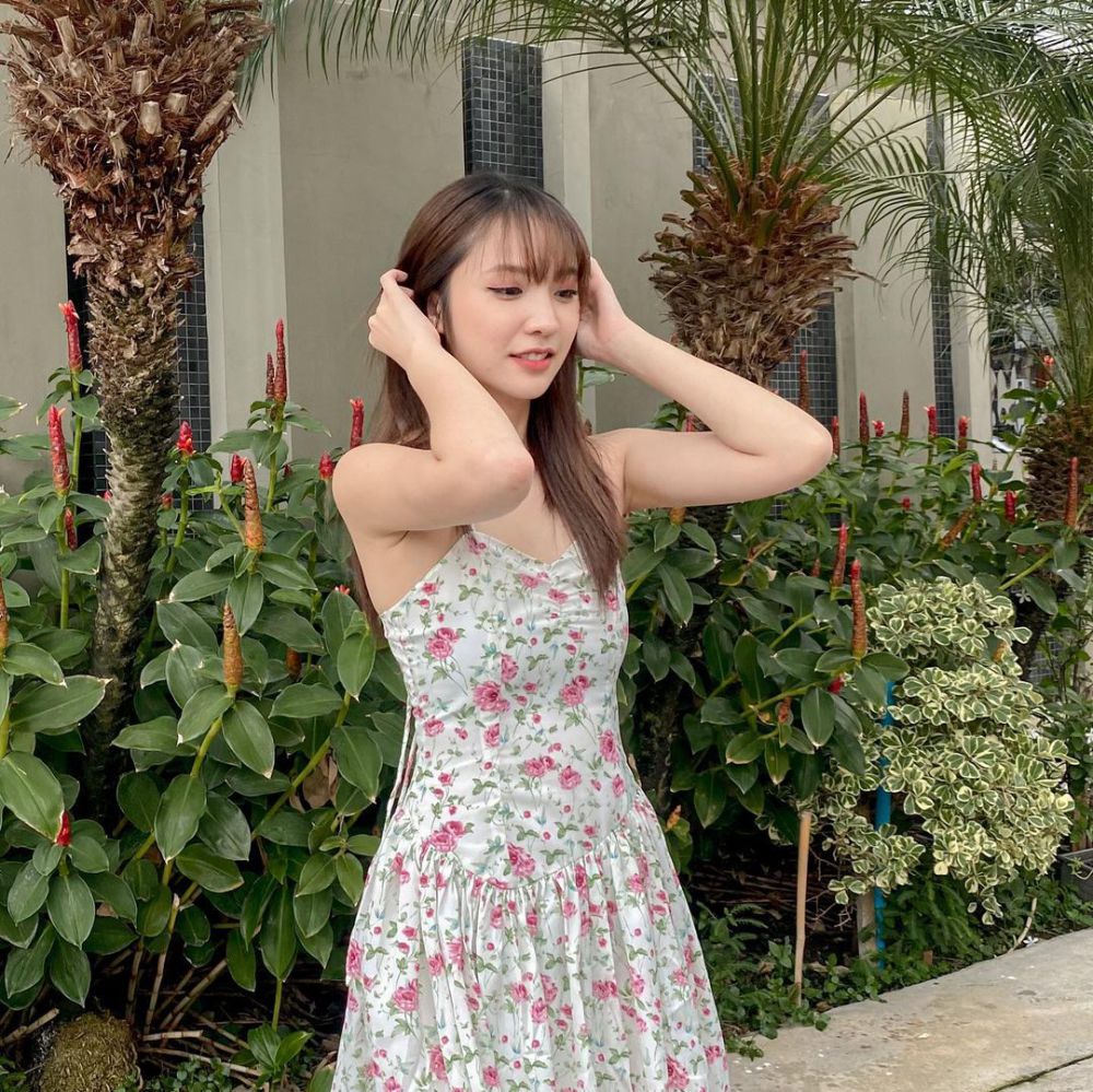 8 Inspirasi Outfit Sleeveless Dress ala Jan Ployshompoo, Super Comfy! 