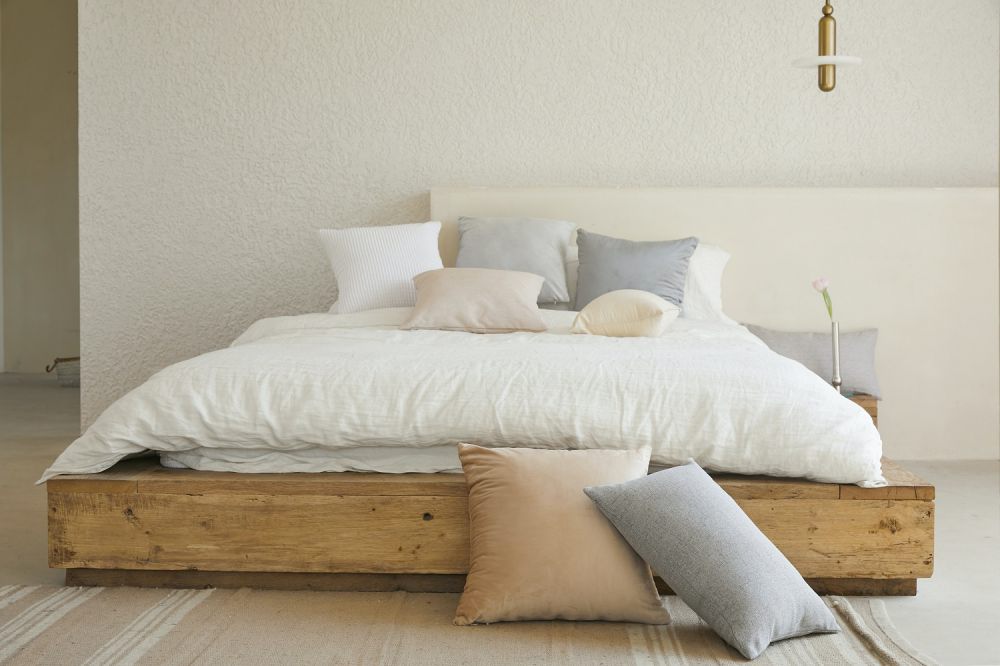 9 Inspirasi Decorative Pillow untuk Hiasan Kamar Tidur, Estetik!