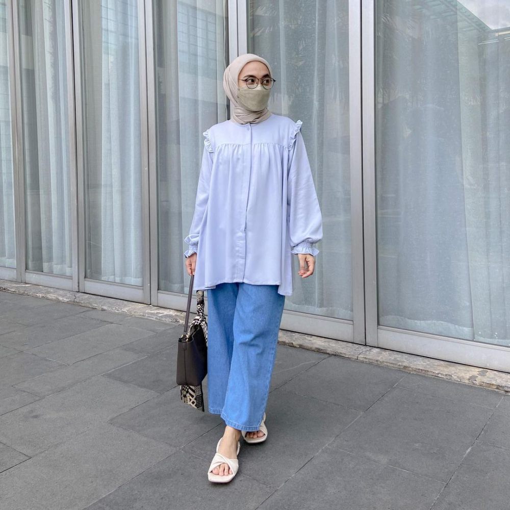 8 Ide Style Hijab dengan Blue Jeans ala Darma Putri, Simpel!