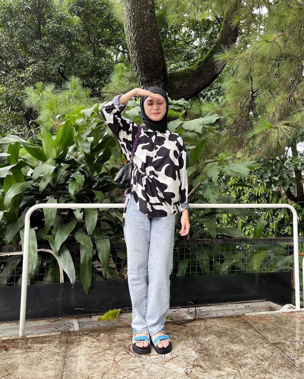10 Ide Padu Padan Outfit Pakai Hijab Hitam ala Tania Dewi, Sylish!  