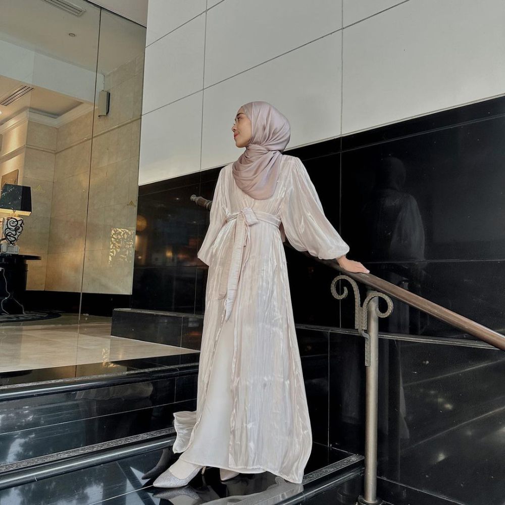 9 Inspirasi OOTD Hijab Dress ala Putri Melati, Simpel dan Stunning