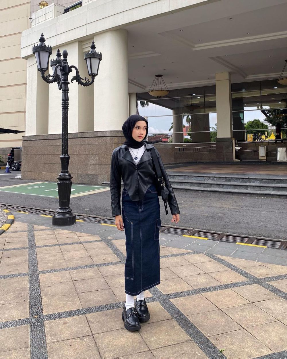 12 Ide Outfit Hijab Simple dengan Rok Denim ala Khaila Dian, Catchy!
