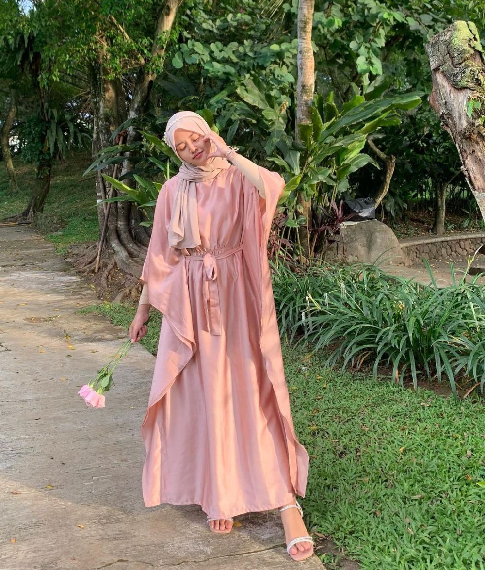 9 Inspirasi Outfit dengan Detail Satin ala Influencer Hijab, Kece Abis