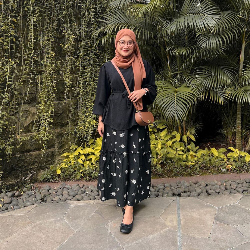 9 Ide Outfit Hijab Pakai Blouse ala Selebgram Astrisyanti, Bervariasi!
