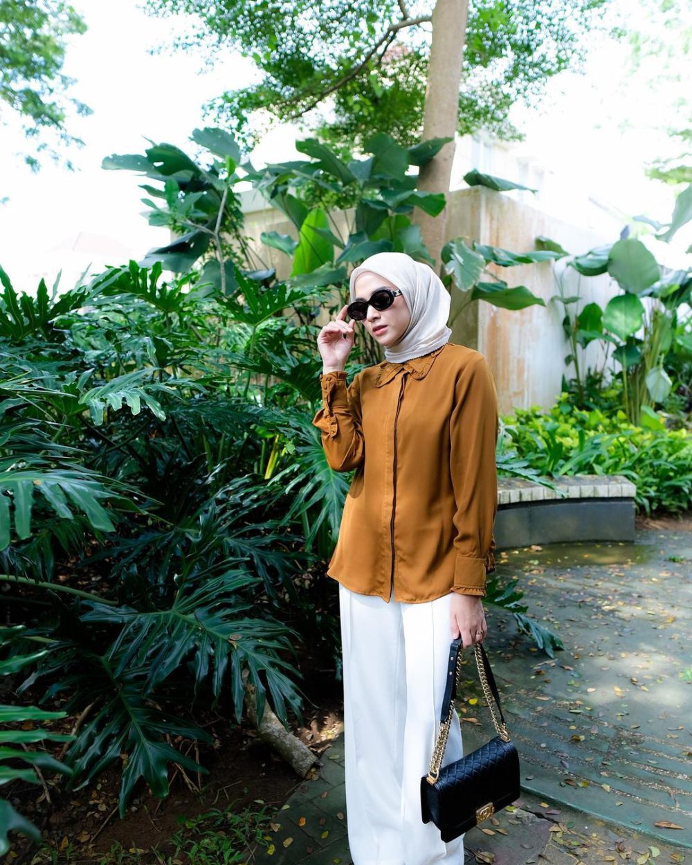 7 Ide Padu Padan Outfit Hijab dengan Celana Putih ala Nina Zatulini 