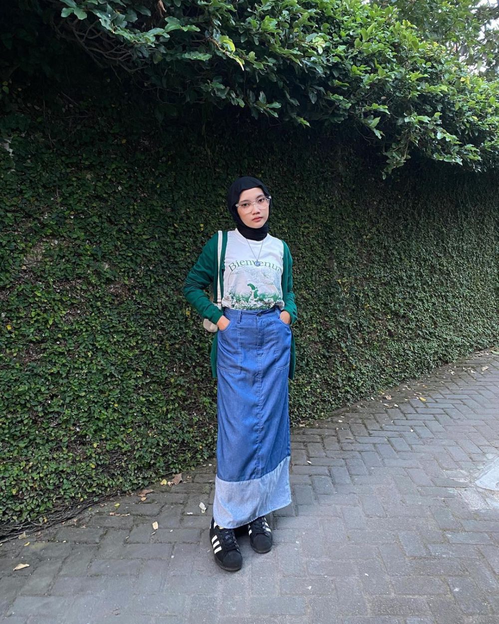12 Ide Outfit Hijab Simple dengan Rok Denim ala Khaila Dian, Catchy!