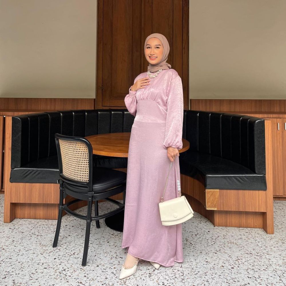 9 Inspirasi Outfit dengan Detail Satin ala Influencer Hijab, Kece Abis
