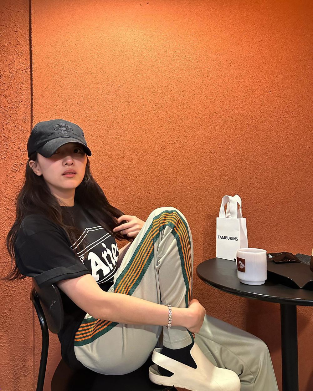 8 Ide Style Boyish Pakai Topi ala Pyo Ye Jin, Super Cool! 